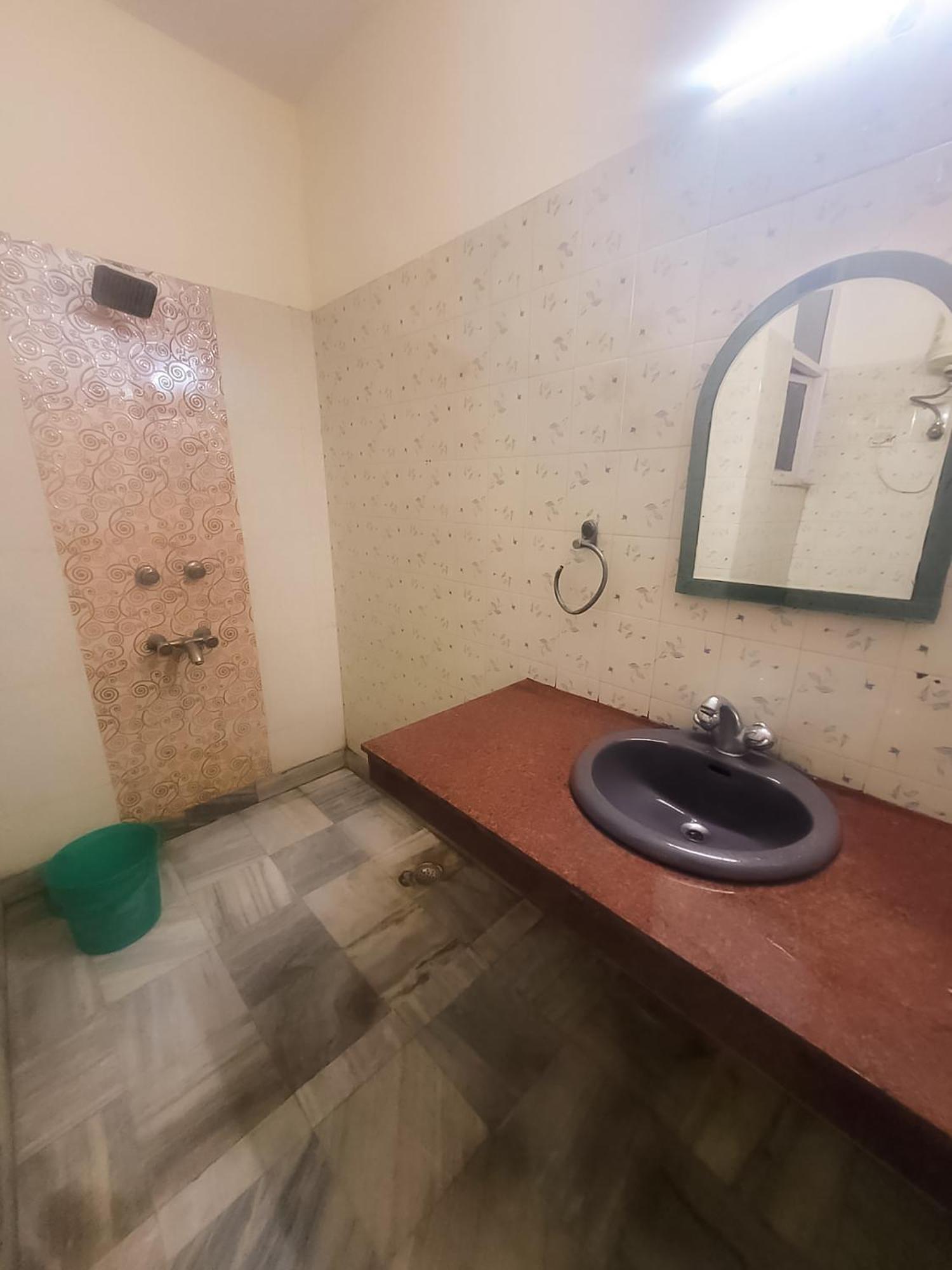 - Anand Vihar Hotel New Delhi