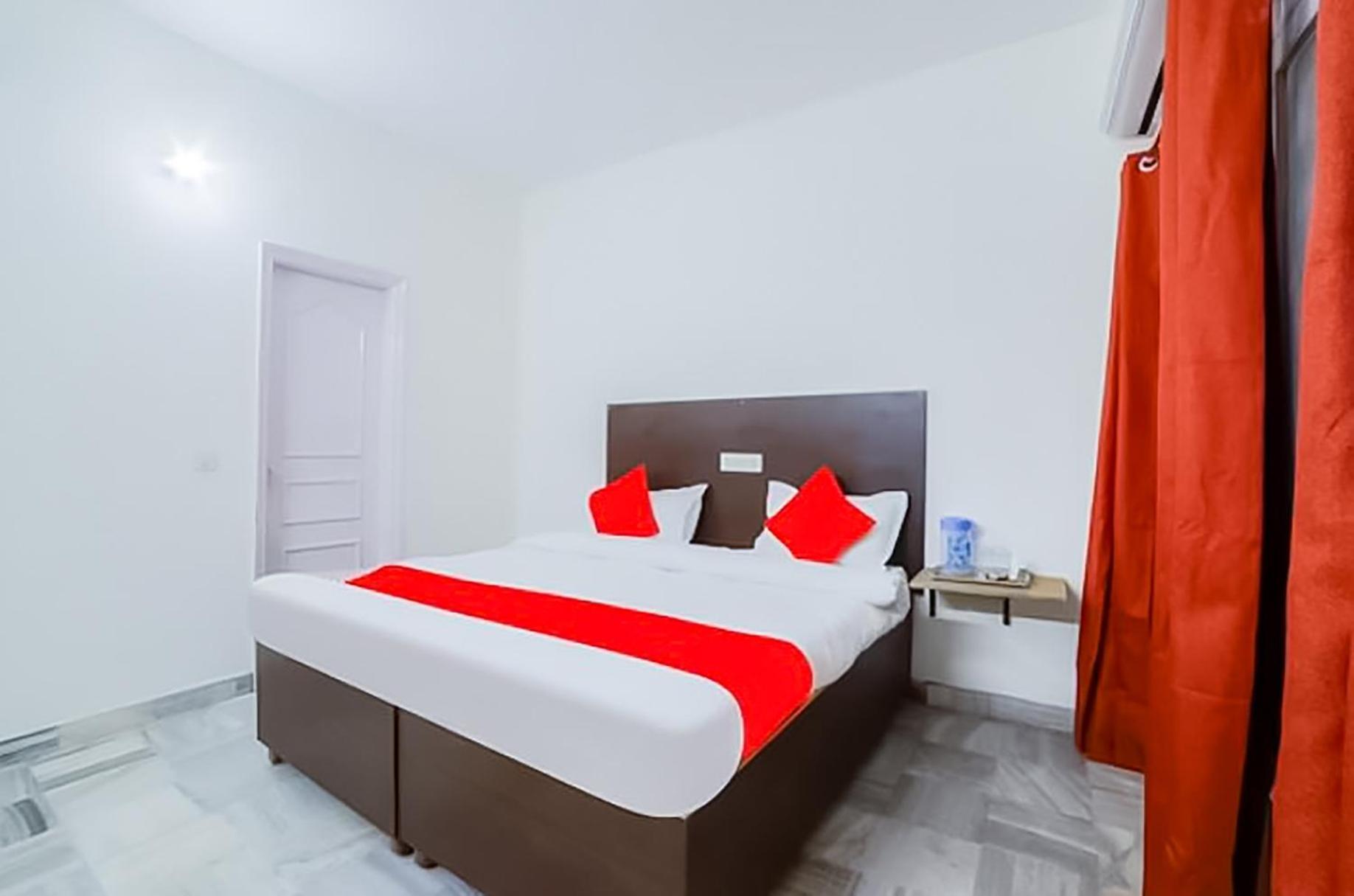 - Anand Vihar Hotel 3*